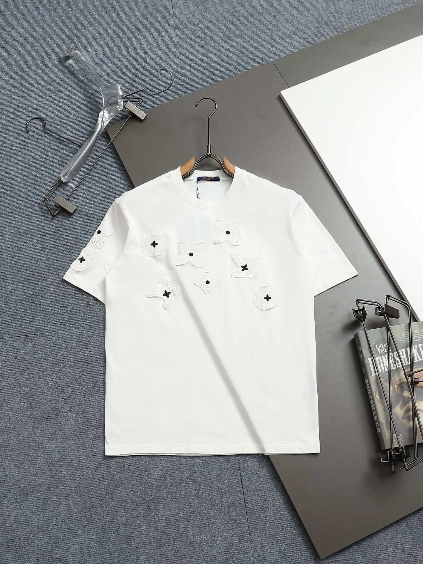 🅿️232 𝗟𝗼𝘂𝗶𝘀 𝗩𝘂𝗶𝘁𝘁𝗼𝗻/LV Louis Vuitton classic presbyopic LOGO patch embroidery🪡 logo 300g round neck heavy industry logo brand short sleeves official synchronization 1:1 original mold opening fashion personality versatile trend pure original quality original washed fabric Hang tag Collar label Washed wheat Complete with three labels Color: white. Washed black Size: 𝐒-𝐗𝐋